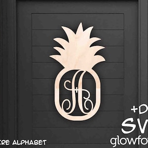 Puede incluir: Monograma de piña de madera con la letra "A" en una fuente de escritura decorativa. La piña está sobre un fondo negro con el texto "+DXF SVG glowforge" en blanco.