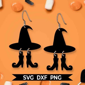 Pode incluir: Um par de brincos de chapéu de bruxa preto com pingentes de botas de bruxa. Os brincos estão sobre um fundo branco com detalhes em laranja e preto.