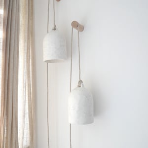 Lampada a forma di campana, organica, fatta a mano in cartapesta intonacata con supporto e montaggio a parete, mediterranea, wabi sabi, boho, scandinava, Japandi
