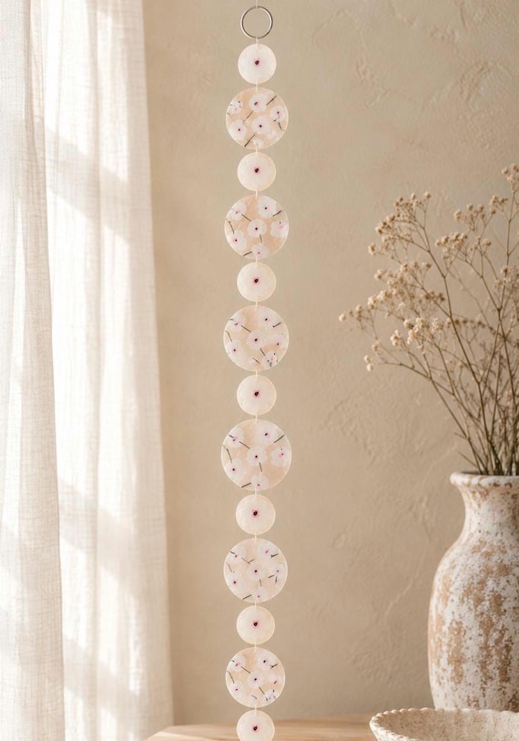 Hand-painted shell garland, floral boho wall hanging, natural capiz shells, handmade decoration – 165 cm – gift idea