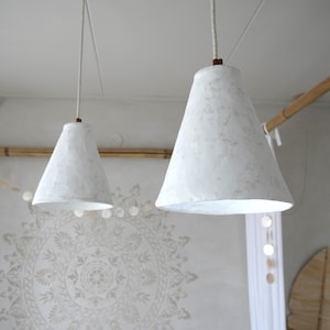 Lampada a sospensione a cono Wabi Sabi, cartapesta intonacata, cordone di lino e baldacchino in legno, illuminazione Japandi fatta a mano, dettagli in pelle, stile boho-chic, regalo