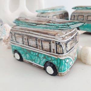 Volksbus aus Holz mit Surfbrett, Retro Boho Dekor, handgemacht in Indonesien, Flower Power Mini Camper Van