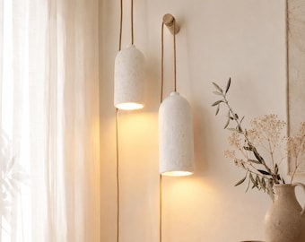 Lampe murale de taille M, d'inspiration japonaise, aux formes organiques, avec support et fixation murale, structure en plâtre réalisée à la main.