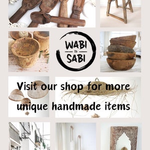 K&ouml;nnte beinhalten: Eine Collage aus Wohnaccessoires wie Holzl&ouml;ffeln, einem Hocker, Schalen, geflochtenen Leuchten, einer wei&szlig;en Geb&auml;udefassade, H&auml;ngeleuchten und einem Spiegel, mit dem Text WABI to SABI und Visit our shop for more unique handmade items.