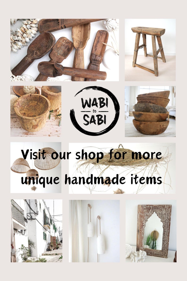 K&ouml;nnte beinhalten: Eine Collage aus Wohnaccessoires wie Holzl&ouml;ffeln, einem Hocker, Schalen, geflochtenen Leuchten, einer wei&szlig;en Geb&auml;udefassade, H&auml;ngeleuchten und einem Spiegel, mit dem Text WABI to SABI und Visit our shop for more unique handmade items.