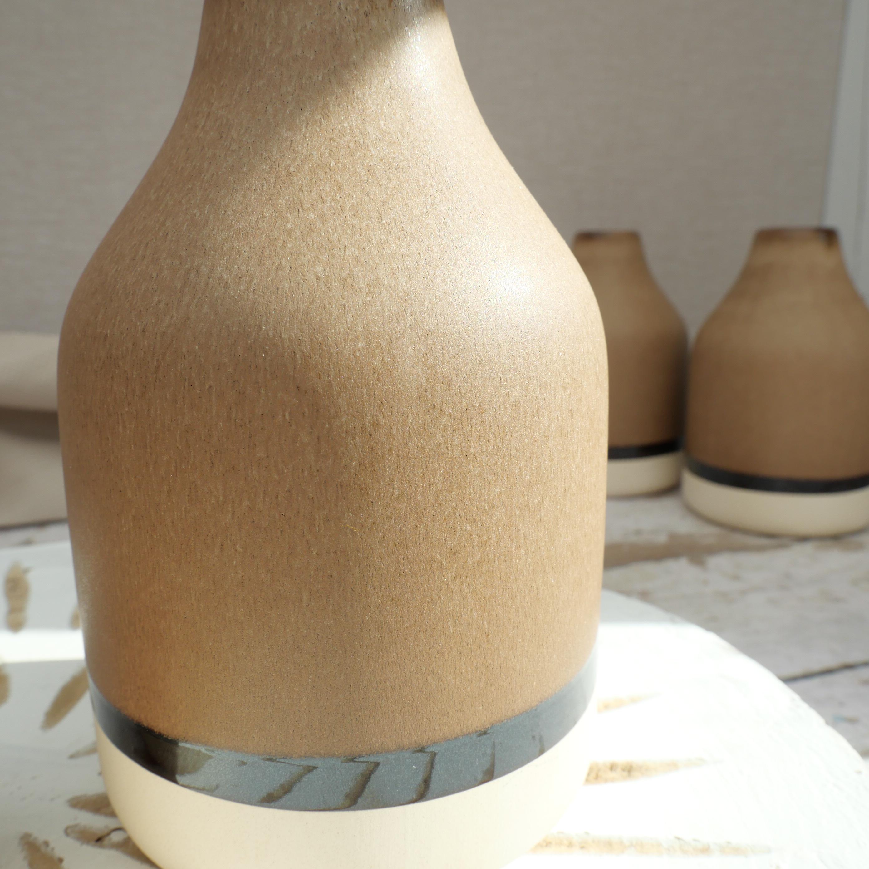 手作り陶器 花瓶 茶色 ジャパンディスタイルの陶器製花瓶、天然茶色の釉薬を施した炻器、高さ