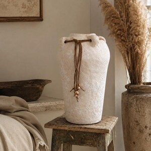 Handgemaakte kruik van gepleisterd papierklei met bloempatronen, boho, middelpunt, vaas, kunstenaar, gebroken wit, beige, Ibiza-stijl