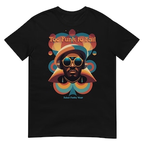 Puede incluir: Una camiseta negra de manga corta con un gráfico de una persona con sombrero y gafas de sol redondas. El texto "Too Funk to Fail" aparece sobre la cabeza y "Rebel-Funky Wear" debajo. El diseño incluye formas circulares coloridas y superpuestas.