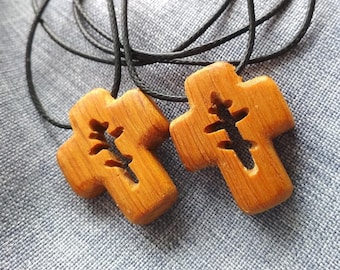 Hand geschnitzter Kreuz Anhänger Set, Holzkreuz Halskette Duo, rustikaler christlicher Schmuck, handgemachtes Glaubensgeschenk, hölzerner religiöser Charme