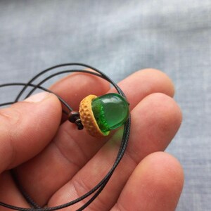 Grüne harz Eichel Anhänger Natur inspiriert Halskette Waldgeist Schmuck Handgemachte Wald Geschenk Herbst Schmuck für sie Natur-Liebhaber Geschenk