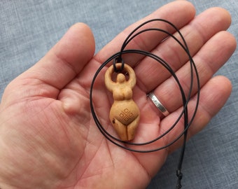 Colgante de madera hecho a mano mujeres de la cultura Trípoli. Diosa de madera de la joyería de la fertilidad. Colgante de madera. Figura Paganista de madera. baby shower