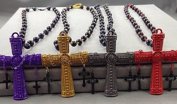 COLLANA CON CROCE GOTICA CON GEMMA