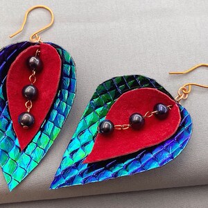 Rote Wildleder Ohrringe, Bunte Boho Blatt Stil Ohrringe mit 3 schwarzen Perlen, Doppelschicht Leder Ohrringe