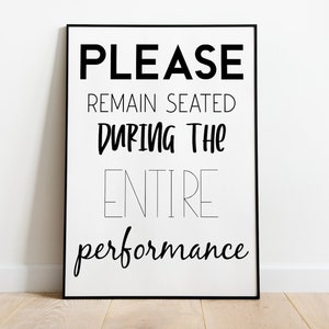 Si prega di rimanere seduti durante l'intera performance - poster da bagno nei formati A5 - A3
