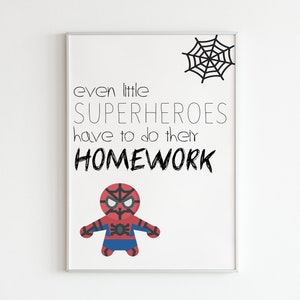 Incluso los pequeños superhéroes tienen que hacer sus deberes - Póster, disponible en tamaños A5 a A3