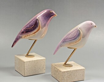 Statuette di ceramica vintage a forma di coppia di uccelli. Uccelli viola del paradiso. Uccello della fortuna rosa perla. Vecchie statuette di due uccelli canarini. Anni '70. Eleganti uccelli in oro rosa.