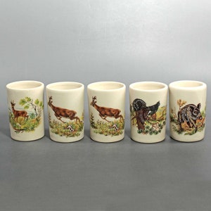 Ensemble de verres à liqueur vintage en céramique : animaux de la forêt, décor chasseur (30 ml)