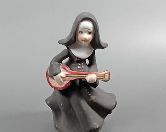 Suora in porcellana musicista Banjo ragazza allegra Scultura cattolica in ceramica suora Antica figurina ragazza cattolica Figurina religiosa monaco nero
