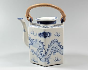Vecchia teiera decorativa con manico in bambù Teiera in ceramica blu e bianca realizzata in Cina Teiera vintage in ceramica Cina