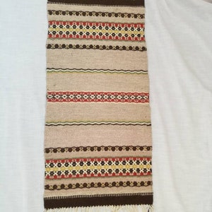 Alfombra pequeña vintage de lana tejida a mano.