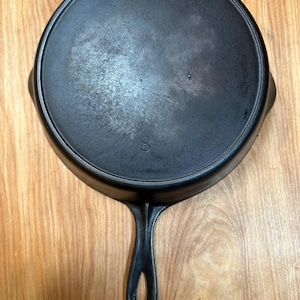 Favorite Piqua Ware #8 Unmarked Cast Iron Skillet