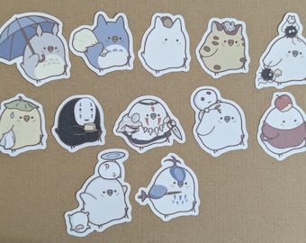 Pegatina impermeable con Hatchi, el periquito en cosplay | Hecha a mano | Efecto mate brillante | Pegatina de vinilo impermeable de Studio Ghibli