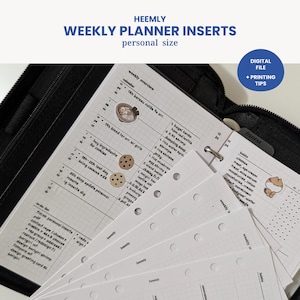 Peut inclure: Un ensemble d'inserts de planificateur hebdomadaire blancs avec un motif quadrillé et des trous perforés pour un classeur. Les inserts comportent des notes manuscrites et de petits autocollants décoratifs de biscuits et de ramen.