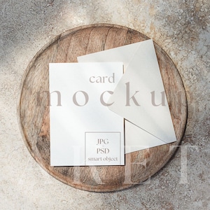 Grußkarten-Mockup, Hochzeitseinladungskarte PSD Mockup, 5x7 Karte und Umschlag Vorlage, Save the Date Mockup