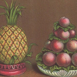Puede incluir: Una pi&ntilde;a amarilla con hojas verdes se sienta sobre un pedestal rosa junto a una pila de ciruelas rojas en un taz&oacute;n blanco con hojas verdes.
