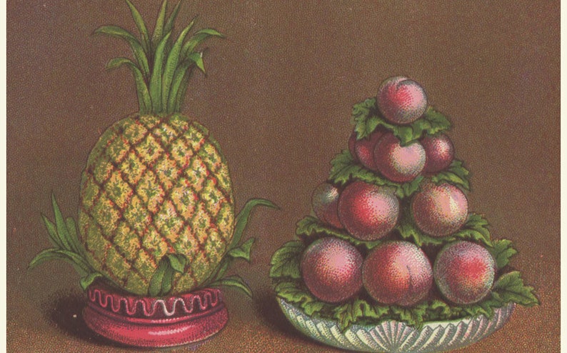 Puede incluir: Una pi&ntilde;a amarilla con hojas verdes se sienta sobre un pedestal rosa junto a una pila de ciruelas rojas en un taz&oacute;n blanco con hojas verdes.