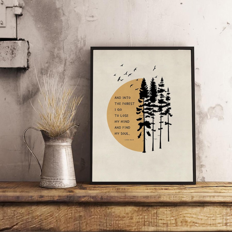 K&ouml;nnte beinhalten: Ein schwarz-wei&szlig;er druckbarer Wandkunstdruck mit einem Zitat &uuml;ber das Finden seiner Seele im Wald. Das Zitat lautet "Und in den Wald gehe ich, um meinen Verstand zu verlieren und meine Seele zu finden." Das Zitat ist von einem gelben Kreis und einer Silhouette von B&auml;umen umgeben.