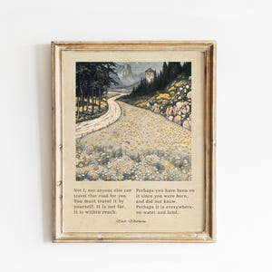 Puede incluir: Impresión vintage enmarcada que representa un camino sinuoso a través de un paisaje con árboles, montañas y una torre de piedra. La obra de arte tiene un tono sepia e incluye una cita de Walt Whitman. El marco es de color marrón claro.