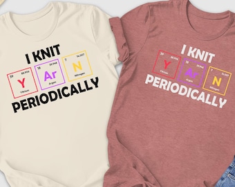 Camiseta "Tejo Periódicamente", Juego de palabras con la tabla periódica, Regalo para tejedores, Regalo para amantes del tejido, Regalo para mamá, Camiseta de hilo de química, Camiseta de ciencia para crocheteros