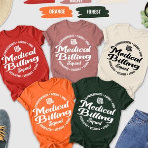 Puede incluir: Varias camisetas de cuello redondo en rojo, malva jaspeado, naranja, verde bosque y natural. Cada camiseta muestra el texto "Medical Billing Squad" en un diseño circular. La imagen también muestra un sombrero, gafas de sol y vaqueros.