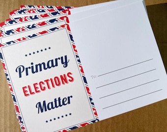 Może przedstawiać: Stosik czerwono-biało-niebieskich kartek pocztowych z nadrukowanym tekstem "Primary Elections Matter" na przodzie. Tył kartki pocztowej ma puste miejsce do pisania z nadrukowanym słowem "Do:" u góry.