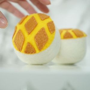 Felt Food Toys - Dim Sum Pineapple Bun ( Bolo Bao, 菠蘿包) bild 1