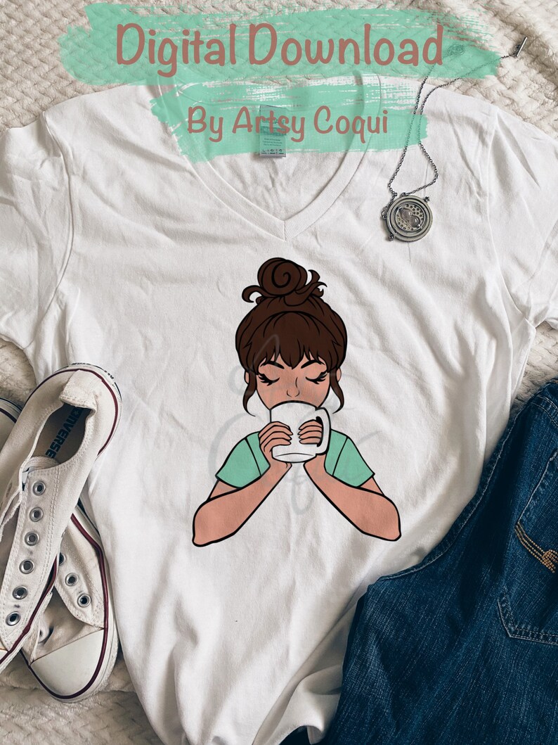 以下が含まれることがあります： 白いTシャツに、茶色の髪の女性が白いマグカップから飲んでいるという漫画のイラストが描かれています。Tシャツの上部には「Digital Download By Artsy Coqui」という文字があります。