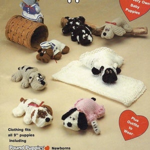 Puede incluir: Patrón de crochet para hacer una camada de cachorros de 23 cm. El patrón incluye instrucciones para hacer atuendos para los cachorros. El patrón se llama "Pick of the Litter Puppies" y es de Pound Puppies.