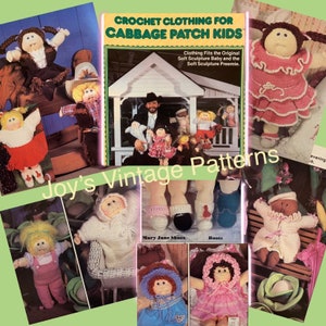Puede incluir: Una colección de patrones de crochet para muñecas Cabbage Patch Kids. La portada del libro de patrones presenta una foto de un hombre sosteniendo varias muñecas. Los patrones incluyen ropa, zapatos y accesorios para las muñecas.