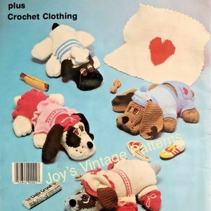 K&ouml;nnte beinhalten: Ein Vintage-H&auml;kelmuster-Cover mit vier verspielten Welpen-Designs mit H&auml;kelkleidung. Das Cover enth&auml;lt den Text "Crochet 4 Playful Puppies plus Crochet Clothing". Die Welpen sind in verschiedenen Farben und Outfits.