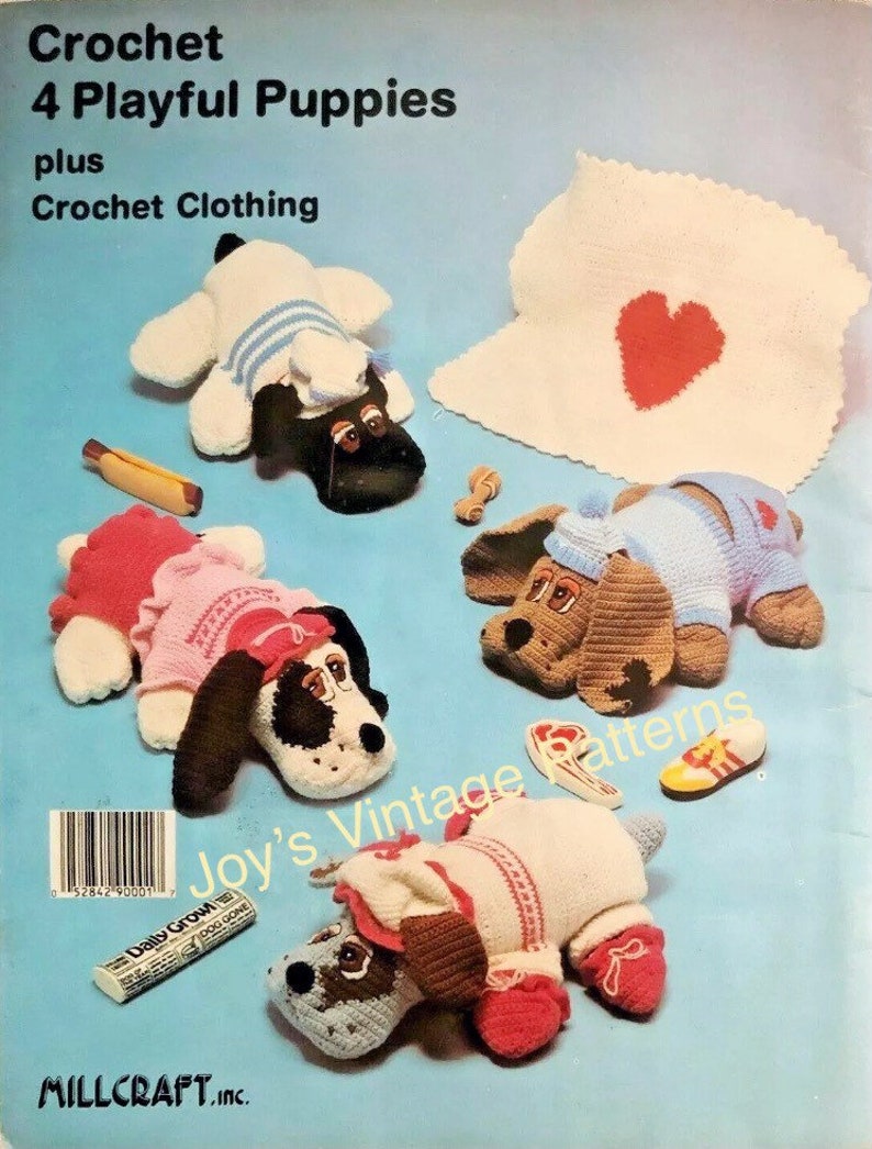 K&ouml;nnte beinhalten: Ein Vintage-H&auml;kelmuster-Cover mit vier verspielten Welpen-Designs mit H&auml;kelkleidung. Das Cover enth&auml;lt den Text "Crochet 4 Playful Puppies plus Crochet Clothing". Die Welpen sind in verschiedenen Farben und Outfits.