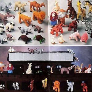 Op de afbeelding: Een verzameling gehaakte dierenfiguren, waaronder een kameel, een leeuw, een zebra, een giraffe, een olifant en een schildpad. De figuren zijn op een witte achtergrond gerangschikt.