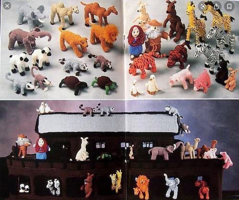 Op de afbeelding: Een verzameling gehaakte dierenfiguren, waaronder een kameel, een leeuw, een zebra, een giraffe, een olifant en een schildpad. De figuren zijn op een witte achtergrond gerangschikt.