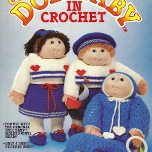 Könnte beinhalten: Häkelmuster für eine Baby-Puppe mit drei Puppen in verschiedenen Outfits. Das Muster enthält Anleitungen für die Herstellung eines Matrosenoutfits, eines Kleides mit Herzdesign und eines Babyoutfits. Das Muster trägt den Titel "The Original Doll Baby in Crochet".