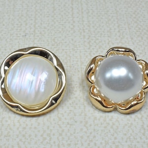 17 mm, 20 mm, 25 mm große Perlenknöpfe, glänzende Mondsteinknöpfe, Blumenknöpfe, Mildgold Metallic Kunststoff-Ösenknöpfe, Perlenmantelknöpfe