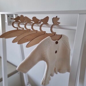 Gepersonaliseerde babyvogelhangers, houten kinderkleerhanger, babyshowercadeaus, kinderkamerdecoratie, kinderkleerhanger afbeelding 5