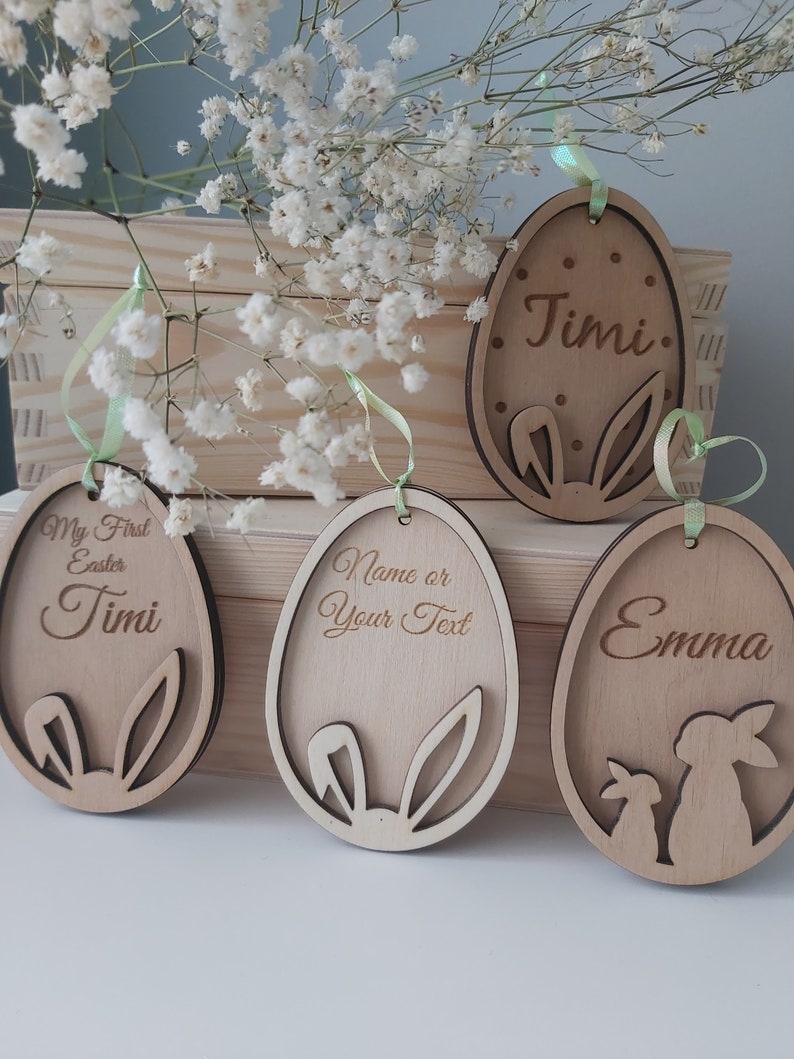 Pendentif panier de Pâques personnalisé Étiquettes en bois pour œufs de Pâques Signe de Pâques avec nom Étiquettes de lapin de Pâques image 1