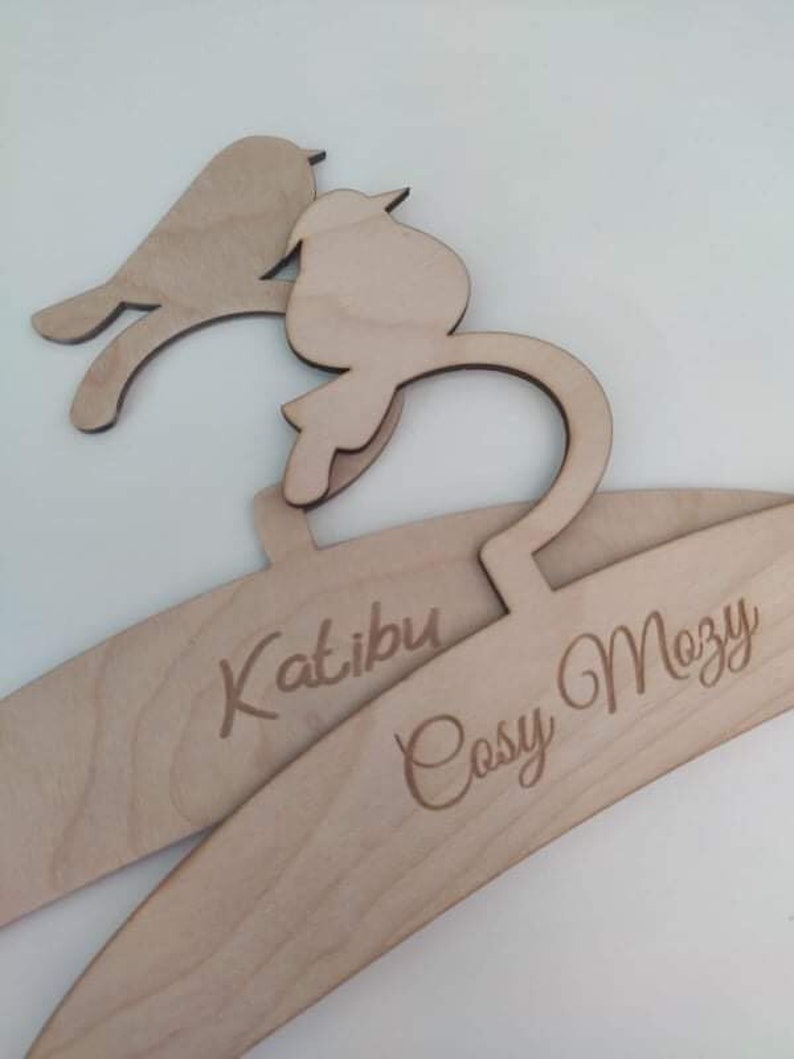 Gepersonaliseerde babyvogelhangers, houten kinderkleerhanger, babyshowercadeaus, kinderkamerdecoratie, kinderkleerhanger afbeelding 8