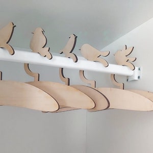 Gepersonaliseerde babyvogelhangers, houten kinderkleerhanger, babyshowercadeaus, kinderkamerdecoratie, kinderkleerhanger afbeelding 1