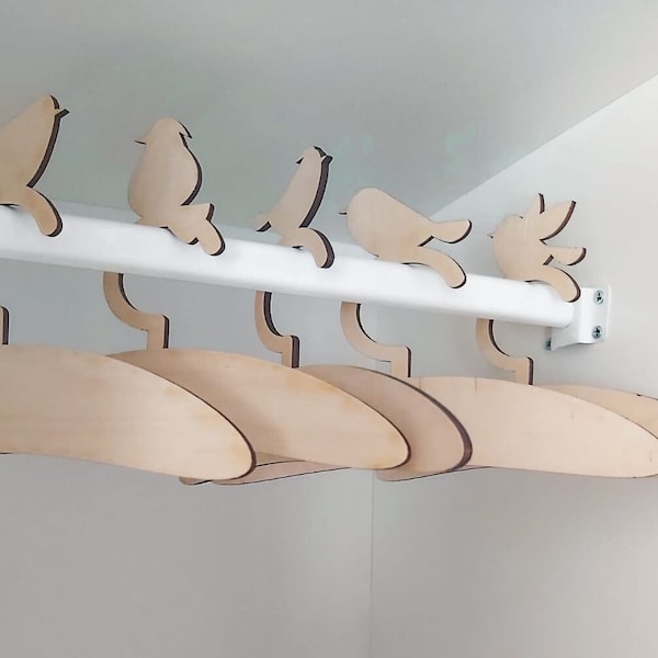 Cintres personnalisés d'oiseaux de bébé, cintre en bois pour enfants, cadeaux de douche de bébé, décor de pépinière, cintre de robe pour